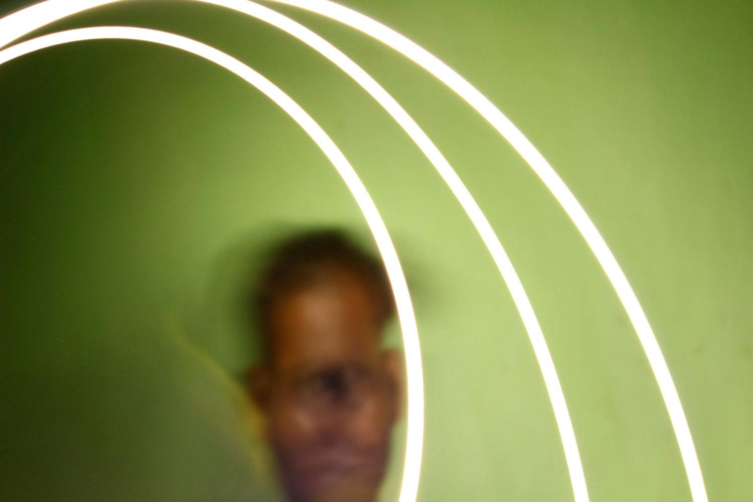 Lång slutartid. Ljuset hänger som spår i luften, när kameran är inställd på en lång slutartid.